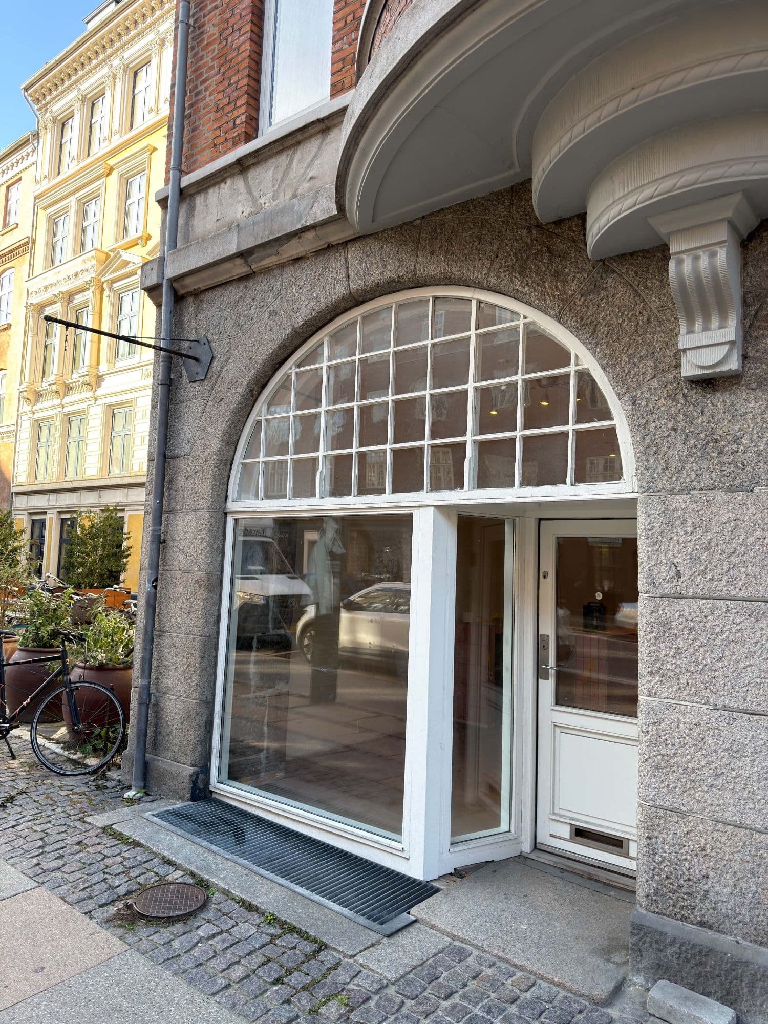 Vi flytter til Frederiksberg — Alma Østerbro får ny adresse på Vesterbrogade 180. Her er datoerne, vejen derhen — og hvad det betyder for den tid, du allerede har.